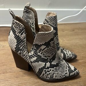 Mata Black and White Pointed Toe Snakeskin Ankle Boots